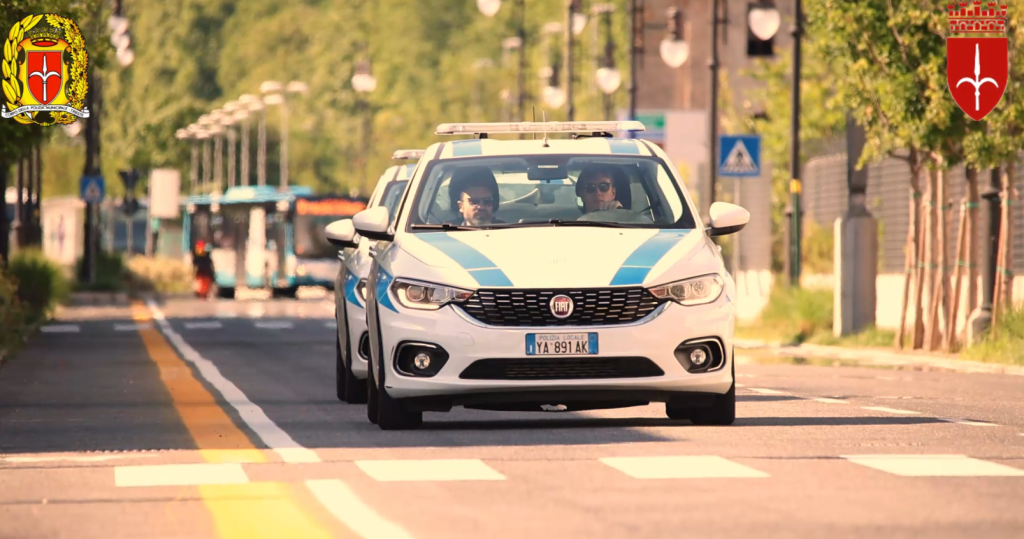 autopattuglia Polizia Locale con due operatori